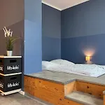 Blue Doors Hostel Ktv