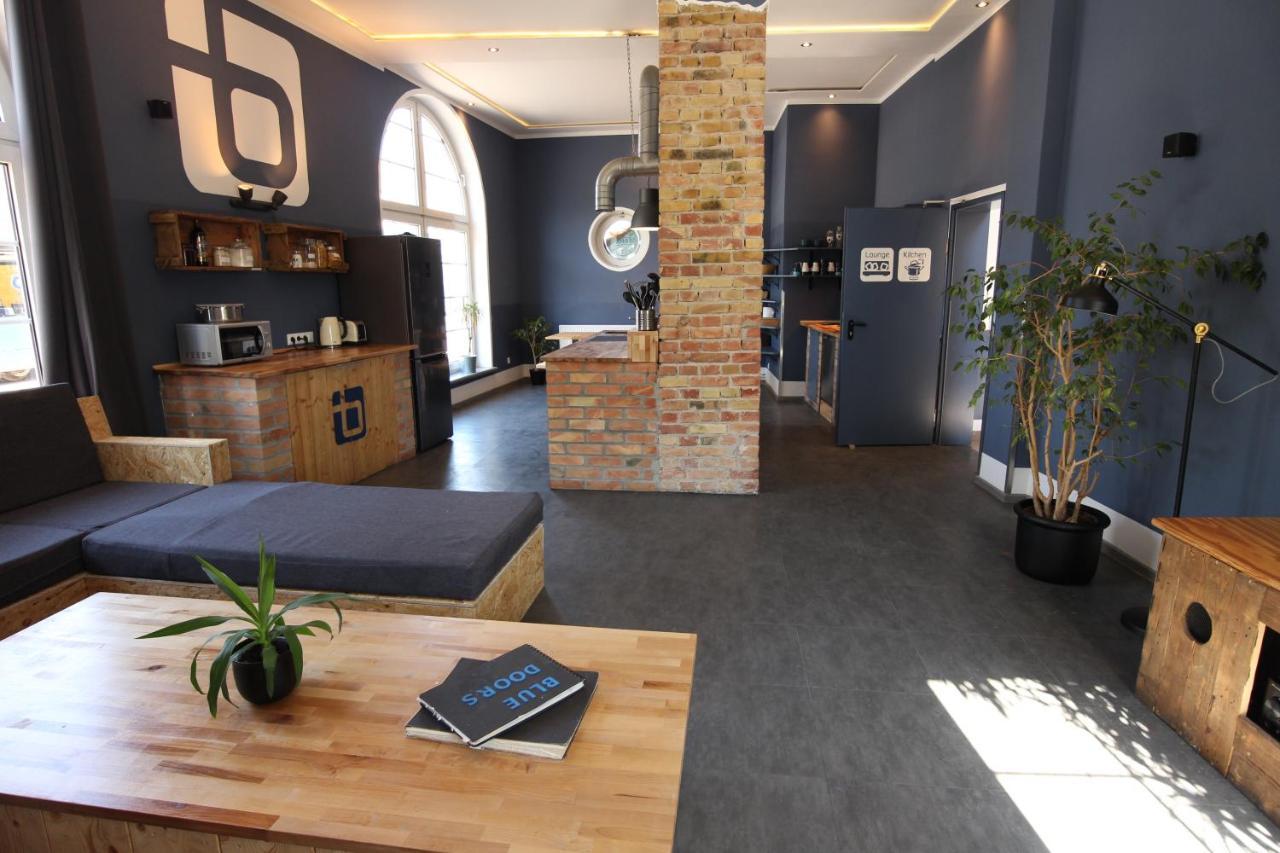 Hostel Blue Doors Ktv